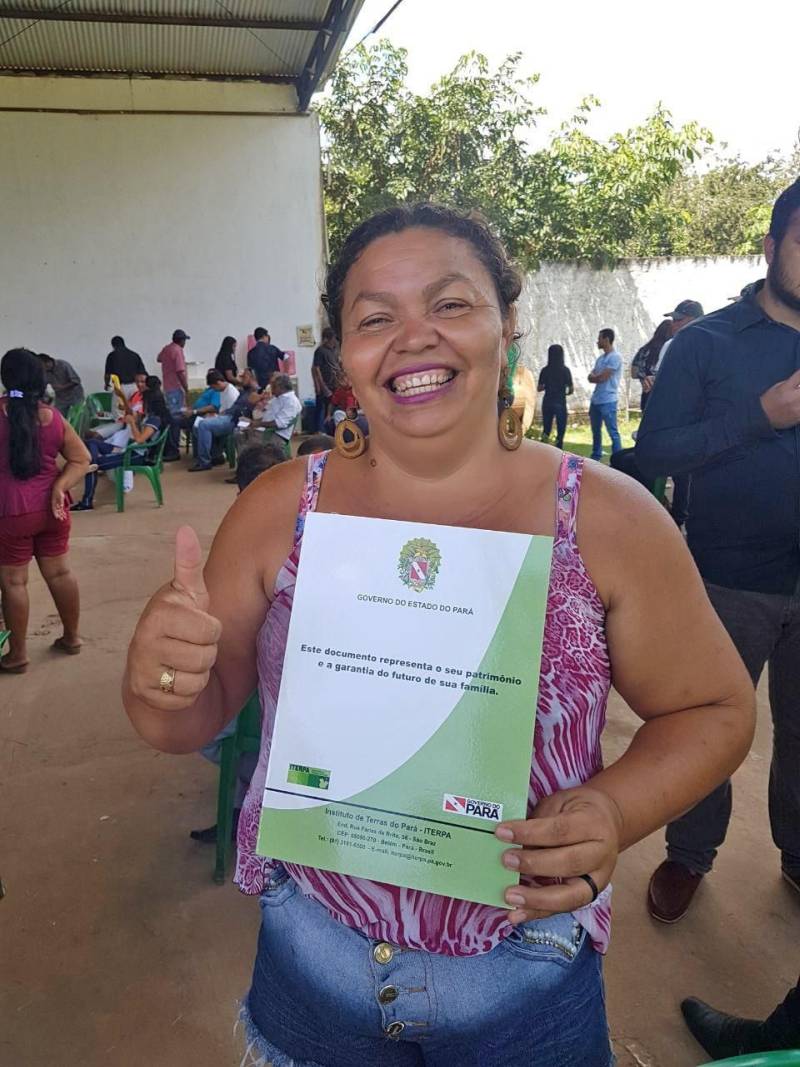 Cento e vinte e sete famílias do PEAS (Projeto Estadual de Assentamento Sustentável) Lourival Santana comemoram o título definitivo de terra recebido no início da tarde desta quinta-feira, 10, no município de Eldorado do Carajás, no sul do Pará. Com esta entrega o Governo do Estado, através do Instituto de Terras do Pará (Iterpa), beneficiou duas mil famílias, somente nos primeiros cinco meses de 2018. Na foto, a agricultora Alen Silva dos Santos.
FOTO: DANI FILQUEIRAS / ASCOM SEMSU
DATA: 10.05.2018
ELDORADO DOS CARAJÁS - PARÁ <div class='credito_fotos'>Foto: DANI FILGUEIRAS / ASCOM SEMSU | <a href='/midias/2018/originais/a44f31e9-1ebd-49e7-9992-1a8507944b47.jpg' download><i class='fa-solid fa-download'></i> Download</a></div>