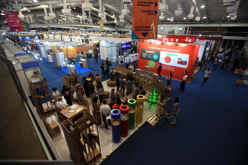 Micro e pequenas empresas constituem 96% dos empreendimentos no estado do Pará e respondem por 51% dos empregos no Estado. A importância econômica deste setor é o grande motor da 9ª Feira do Empreendedor, que teve sua abertura no início da noite desta quarta-feira, 16, no Hangar Convenções e Feiras da Amazônia.
FOTO: RODOLFO OLIVEIRA / AG. PARÁ
DATA: 16.05.2018
BELÉM - PARÁ <div class='credito_fotos'>Foto: Rodolfo Oliveira/Ag. Pará | <a href='/midias/2018/originais/a4503bc2-2ef0-44e6-9cda-a2728a5f883c.jpg' download><i class='fa-solid fa-download'></i> Download</a></div>