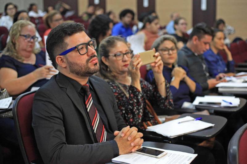 A Oficina de Trabalho da Comissão Estadual de Erradicação ao Trabalho Escravo (Coetrae, na foto), da Secretaria de Estado de Justiça e Direitos Humanos (Sejudh) começou na manhã desta quarta-feira, 25, no Auditório Aluysio Chaves, no Tribunal Regional do Trabalho da 8° Região, em Belém. O evento, que tem como principal objetivo a validação do Plano Estadual para a Erradicação do Trabalho Escravo do Pará (Peete/PA), segue até esta quinta-feira, 26, com a participação de diversas instituições governamentais e não governamentais que compõe a Coetrae, além de representações da sociedade civil de diversos municípios do Estado.
FOTO: WAGNER ALMEIDA / ASCOM SEJUDH
DATA: 25.04.2018
BELÉM - PARÁ <div class='credito_fotos'>Foto: Wagner Almeida/ Ascom Sejudh | <a href='/midias/2018/originais/a4507a48-46f3-4b78-b07e-34001106c7a1.jpg' download><i class='fa-solid fa-download'></i> Download</a></div>
