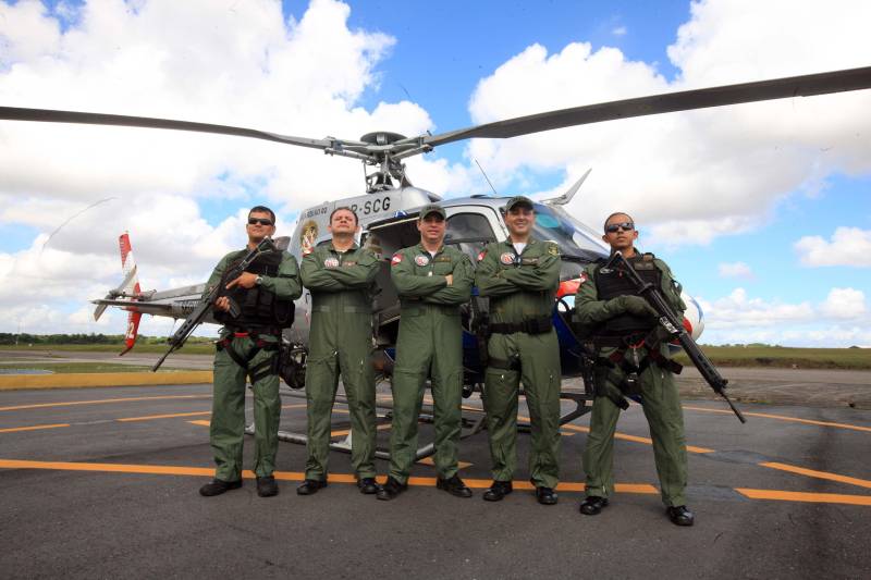 “Devo a vida do meu filho à atuação do Graesp (Grupamento Aéreo de Segurança Pública, na foto). Se não fosse pelo empenho deles no resgate, o João não teria resistido”. O depoimento emocionado é do sargento da Polícia Militar do Pará, Marcelo Serrano. Em abril do ano passado, o filho dele, João Marcel, então com 3 anos, perfurou o pulmão depois de cair de uma ponte. O acidente foi no município de São Sebastião da Boa Vista, no Marajó. Na ocasião, o Graesp foi acionado e iniciou o resgate da criança em direção a Belém. Em uma corrida contra o tempo, 40 minutos depois o menino começava a ser atendido em um hospital na capital. Se o transporte tivesse sido de barco, como normalmente ocorre na região, levaria oito horas e, pela gravidade da situação, o pequeno Marcel não teria resistido.

FOTO: RODOLFO OLIVEIRA / AG. PARÁ
DATA: 21.05.2018
BELÉM - PARÁ <div class='credito_fotos'>Foto: Rodolfo Oliveira/Ag. Pará   |   <a href='/midias/2018/originais/a4522f14-eef5-4dcf-bb0b-b1005648a5e5.jpg' download><i class='fa-solid fa-download'></i> Download</a></div>