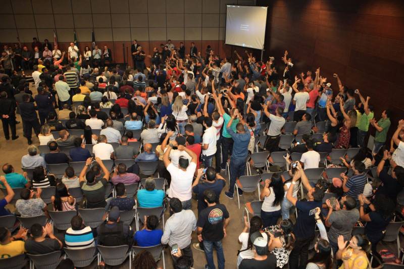 Com a entrega de mais 359 veículos, somente esta semana, o Governo do Pará reforçou a atuação da área de segurança pública em todo o Estado. Todos os veículos auxiliarão no combate a criminalidade e a manutenção da segurança em todo o território paraense. Boa parte desses veículos foi destinada diretamente para as guardas municipais, numa ação integrada com as Prefeituras, por meio da Secretaria de Segurança Pública e Defesa Social (Segup) com articulação da Secretaria de Municípios Sustentáveis, que define em conjunto com os municípios, a agenda de prioridades. A última etapa da entrega ocorreu nesta quinta-feira (5), no Hangar – Centro de Convenções da Amazônia.
FOTO: RODOLFO OLIVEIRA / AG. PARÁ
DATA: 05.07.2018
BELÉM - PARÁ <div class='credito_fotos'>Foto: Rodolfo Oliveira/Ag. Pará | <a href='/midias/2018/originais/a454b5a4-03d5-43c8-b8fd-6f020dfdfdfd.jpg' download><i class='fa-solid fa-download'></i> Download</a></div>