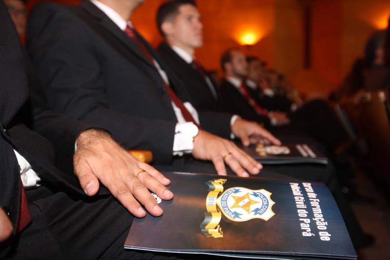 O Pará vai voltar a ter um delegado de polícia para cada município. A posse de 149 novos delegados da Polícia Civil, que aconteceu nesta segunda-feira (26) no Teatro Maria Sylvia Nunes, na Estação das Docas, vai garantir, com sobras, a cobertura completa dos 144 municípios do estado. Aprovados em concurso público, os novos delegados concluíram o curso de Formação da Polícia Civil do Pará no dia 15 deste mês. O curso foi o primeiro do Brasil a incluir sete disciplinas inéditas: Oratória, Atuação Policial frente aos Grupos Vulneráveis, Relacionamento com a Imprensa e Mídias Sociais, Abordagem Psicopatológica do Crime e da Violência, Investigação Financeira no Enfrentamento ao Crime de Lavagem de dinheiro, Noções Básicas de Enfrentamento às Fraudes Veiculares e Linguagem Brasileira de Sinais. O concurso aprovou ainda 300 investigadores, 180 escrivães e 20 papiloscopistas. Os novos policiais civis passaram por quatro meses de formação técnica e profissional na Acadepol. Com a nomeação, o próximo passo será a lotação dos novos servidores públicos nas unidades de Polícia Civil do estado, quando eles saberão em qual região do Pará trabalharão inicialmente.
FOTO: SYDNEY OLIVEIRA / AG. PARÁ
DATA: 26.02.2018
BELÉM - PARÁ <div class='credito_fotos'>Foto: Sidney Oliveira/Ag. Pará | <a href='/midias/2018/originais/a45809fb-9944-47be-8267-a68e71ab7423.jpg' download><i class='fa-solid fa-download'></i> Download</a></div>