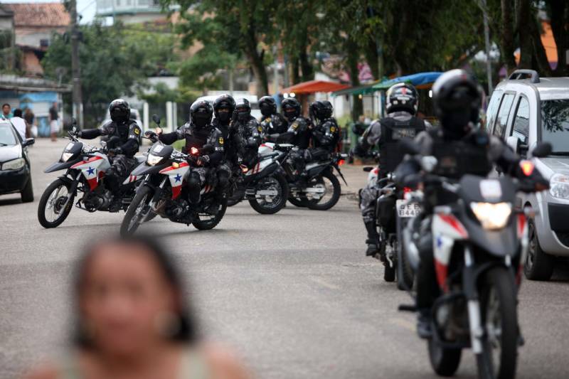 A Polícia Militar do Estado iniciou nesta segunda-feira, 30, a operação Sáfara 3, de combate à criminalidade na Grande Belém. Duas áreas de grande incidência criminal Guamá e Tapanã, foram priorizadas nesse primeiro dia de operação. A partir do bairro do Guamá, os policiais percorreram áreas dos bairros da Terra Firme e Jurunas. A partir do Tapanã, foram atendidas áreas da Pratinha, Bengui e Parque Verde. A escolha dos locais teve por base ocorrências criminais monitoradas pela inteligência da Polícia Militar. Só nos bairros do Bengui e Cabanagem, no mês de abril, foram contabilizados onze homicídios.
FOTO: THIAGO GOMES / AG. PARÁ
DATA: 30.04.2018
BELÉM - PARÁ <div class='credito_fotos'>Foto: Thiago Gomes /Ag. Pará | <a href='/midias/2018/originais/a45cb28f-e856-45d1-a503-fa04c7f96632.jpg' download><i class='fa-solid fa-download'></i> Download</a></div>