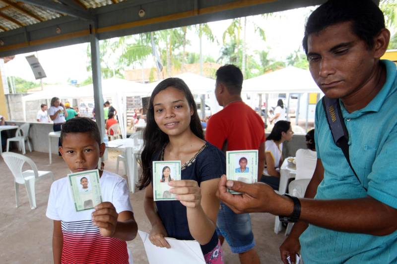 Aos 22 anos, Cláudio Cardoso está desempregado e procura um trabalho para sustentar o filho. Neste domingo (11) ele aproveitou a presença da Caravana Pro Paz no município de Barcarena, distante 15 quilômetros da capital, para retirar seus documentos e até aproveitou para cortar os cabelos. Na segunda-feira (12) pretende sair em busca de um emprego. Ele é um dos mil beneficiados pelos atendimentos feitos na cidade pela Caravana Pro Paz, uma ação do Governo do Pará, que busca garantir o acesso da população mais carente a serviços de atenção às necessidades básicas do cidadão, como atendimentos médicos, exames, vacinação, entre outros, com ações de mobilização em diversas regiões e municípios, a fim de fortalecer a cidadania paraense. “Os documentos e aparências são muito importantes para conseguir um trabalho, por isso estou aproveitando para fazer tudo para na segunda-feira continuar procurando emprego”, comentou Claudio. Ele está separado e quer encontrar um trabalho para sustentar o filho. A Caravana Pro Paz está iniciando os trabalhos em 2018 por Barcarena, nas comunidades de Vila Nova, Bom futuro e Burajuba afetadas pelo transbordamento de rejeitos da Hydro Alunorte, no início deste mês. Os serviços de retirada de documentos (Certidão de Nascimento, RG, Registro Social, ID Jovem), atendimento médico (pediatria, ginecologia e clínica geral), consulta jurídica, exames vacinas e cortes de cabelo foram ofertados em parceria com a Prefeitura do município.
FOTO: IGOR BRANDÃO / AG PARÁ
11.03.2018
BARCARENA - PARÁ <div class='credito_fotos'>Foto: IGOR BRANDÃO / AG. PARÁ | <a href='/midias/2018/originais/a45d0eb9-1d1f-45cd-893a-0e86190a350a.jpg' download><i class='fa-solid fa-download'></i> Download</a></div>