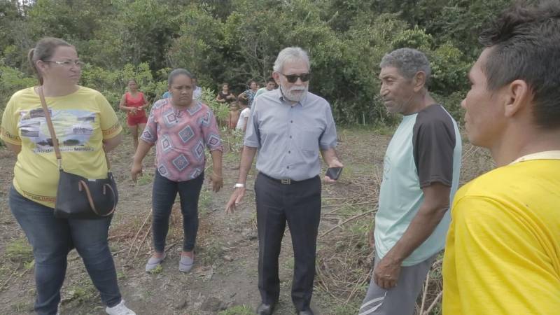 Uma equipe da Secretaria de Estado de Saúde Pública (Sespa) iniciou, nesta sexta-feira (18), a vacinação na comunidade de Rio Laguna, no município de Melgaço, no arquipelágo do Marajó, onde está sendo realizado o trabalho de prevenção da raiva humana. A força-tarefa do Departamento de Controle de Endemias da Sespa vacinou, até o momento, 700 pessoas e 120 cães e gatos com vacina antirrábica. Também já foram capturados 50 morcegos hematófagos, que foram impregnados com veneno e soltos novamente para que contaminem as colônias. Dois mil mosqueteiros serão distribuídos à população nos próximos dias. A comunidade fica a cerca de 70 quilômetros da sede do município. Lá residem aproximadamente mil pessoas. Segundo o médico Bernardo Cardoso (falando), diretor do Departamento de Controle de Endemias da Sespa, uma equipe com três médicos, quatro enfermeiras, cinco auxiliares de enfermagem em seis rabetas, quatro voadeiras e dois barcos grandes estão na localidade para suprir a necessidade da população.
FOTO: JOSÉ RAIMUNDO / SECOM
DATA: 18.05.2018
MELGAÇO - PARÁ <div class='credito_fotos'>Foto: JOSÉ RAIMUNDO / SECOM | <a href='/midias/2018/originais/a46dc64a-c9a4-4c04-ba45-5cc413a0193e.jpg' download><i class='fa-solid fa-download'></i> Download</a></div>