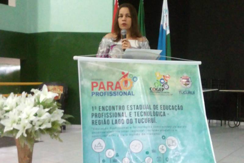 Percorrer as 12 regiões de Integração do Estado para discutir, de forma conjunta e articulada, a execução do Programa Pará Profissional como experiência de política pública para o desenvolvimento inter-regional, inclusão produtiva e oportunidades de trabalho. A primeira região a receber o evento foi Lago de Tucuruí, que teve o município de Tucuruí como sede, nesta terça-feira (24), com parceria da Prefeitura Municipal e do Comitê Gestor Intersetorial de Educação Profissional e Tecnológica de Tucuruí. Na foto, a secretária adjunta da Sectet, Maria Amélia Enríquez (falando), apresentou um histórico do Programa Pará Profissional
FOTO: ASCOM SECTET
DATA: 24.04.2018
TUCURUÍ - PARÁ <div class='credito_fotos'>Foto: Ascom Sectet | <a href='/midias/2018/originais/a477b736-eccf-49a0-b411-0aff18c69b54.jpg' download><i class='fa-solid fa-download'></i> Download</a></div>