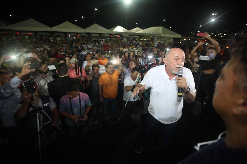 O Governo do Estado entregou, na tarde desta quinta-feira (05), 08 pick-ups e 08 SUVs e mais duas lanchas transatlânticas que irão reforçar a segurança pública nos municípios de Braganca, Capanema, Curuçá e Capanema, no nordeste do Estado e Parauapebas e Marabá na região Sudeste e Breves, no Marajó. O governo também entregou 50 ambulâncias que irão fortalecer a saúde básica nestes municípios. Os equipamentos foram adquiridos através de recursos provenientes de emendas parlamentares do deputado Wladimir Costa. O evento contou com a presença do governador Simão Jatene (foto), do secretário de Segurança e Defesa Social, Luis Fernandes, do secretário de Saúde Pública Vitor Matheus , prefeitos e outros representantes dos municípios. As viaturas foram repassadas aos municípios dentro do Plano de Ações Imediatas em Segurança Pública que foi elaborado em fevereiro deste ano e que tem , entre outras ações , o reforço das guardas municipais.
FOTO: THIAGO GOMES / AG. PARÁ
DATA: 04.07.2018
BELÉM - PARÁ <div class='credito_fotos'>Foto: Thiago Gomes /Ag. Pará | <a href='/midias/2018/originais/a4822bfa-573f-4daf-afb4-ef37e749aeb7.jpg' download><i class='fa-solid fa-download'></i> Download</a></div>