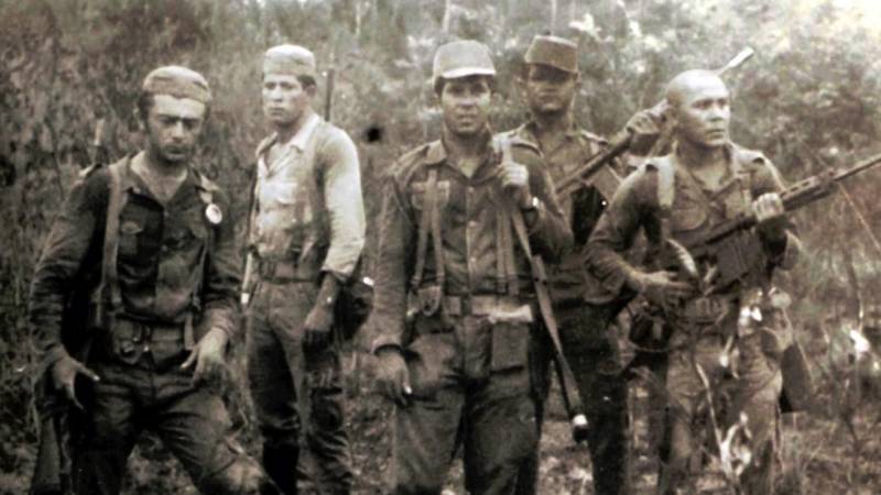 “Soldados do Araguaia”, dirigido por Belisário Franca, estreia nesta quinta-feira (22), às 16h, no Cine Líbero Luxardo, da Fundação Cultural do Pará (FCP). Exibido na 41ª Mostra de Internacional de Cinema, o longa conta a história da Guerrilha do Araguaia (1967-1974) a partir de impressões, memórias e traumas de oito recrutas do Exército Brasileiro que tomaram parte no conflito. Os ingressos custam R$ 12, com meia-entrada para estudantes. Da convocação junto às comunidades ribeirinhas e rurais até a dispensa após o extermínio do grupo, os relatos dos ex-soldados compõem uma narrativa em que recrutas e guerrilheiros se confundem sob a opressão militar. Os vencedores retornam apenas como fantasmas: precisam lutar até hoje para superar os episódios de abuso e violência que sofreram e testemunharam.
FOTO: DIVULGAÇÃO
DATA: 20.03.2018
BELÉM - PARÁ <div class='credito_fotos'>Foto: Divulgação | <a href='/midias/2018/originais/a4835b9a-9e8c-4076-b8d5-7540018b9a5e.jpg' download><i class='fa-solid fa-download'></i> Download</a></div>