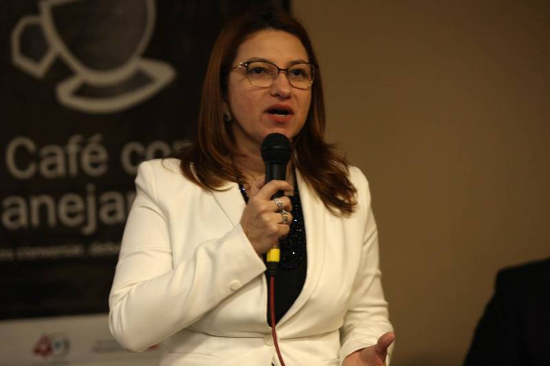 O contexto nacional, no que tange à segurança pública, é problemático, segundo José Alberto Colares, titular da pasta de planejamento estadual, na abertura do Café com Planejamento, programa mensal de formação continuada da Secretaria de Estado de Planejamento (Seplan), que vem se constituindo como referência em relação à discussão e reflexão de políticas públicas e que teve como tema de sua 50ª edição “Avaliação do impacto dos indicadores sociais nos índices de homicídios no Estado do Pará”. O assunto foi apresentado pela diretora do Núcleo de Gestão por Resultados da Secretaria de Estado de Segurança Pública e Defesa Social (Segup), Eugênia Andrade (foto).
FOTO: SIDNEY OLIVEIRA / AG. PARÁ
DATA: 04.04.2018
BELÉM - PARÁ <div class='credito_fotos'>Foto: Sidney Oliveira/Ag. Pará | <a href='/midias/2018/originais/a484c95c-1572-43f2-a261-46bd13509af3.jpg' download><i class='fa-solid fa-download'></i> Download</a></div>