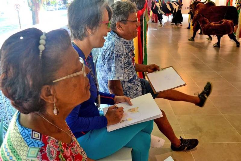 Alunos da oficina de Desenho de Lápis de Cor Aquarelável, do Curro Velho, visitaram nesta sexta-feira (11), a Galeria Benedito Nunes, do Centur. A visita (foto) fez parte da didática da oficina, que usou a exposição “O Boi que brinca: a mascarada de São Caetano de Odivelas” como inspiração para os desenhos. Duas turmas participaram da visita. O instrutor da oficina, Gilvan Tavares explica que sempre utiliza uma temática com seus alunos.
FOTO: ASCOM / FCP
DATA: 11.05.2018
BELÉM - PARÁ <div class='credito_fotos'>Foto: ASCOM FCP | <a href='/midias/2018/originais/a48a00bf-2d44-4399-a903-c344ec0b2bf9.jpg' download><i class='fa-solid fa-download'></i> Download</a></div>