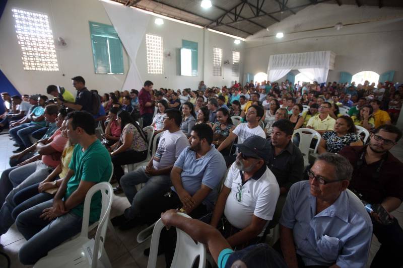 Já durante o evento em Augusto Corrêa, realizado no Centro Nossa Senhora de Nazaré e no Hospital Municipal, o prefeito Filho Barreto lembrou que o município sempre foi beneficiado com obras pela gestão estadual. Desta vez, além do investimento de quase R$ 2 milhões em 4 km de pavimentação, o Governo do Pará também conseguiu um convênio para o asfaltamento da PA-462, que liga o município à Viseu, e ainda a reforma de duas escolas estaduais, o que totaliza cerca de R$ 35 milhões em recursos.
FOTO: SIDNEY OLIVEIRA / AG. PARÁ
DATA: 14.06.2018
AUGUSTO CORRÊA - PARÁ <div class='credito_fotos'>Foto: Sidney Oliveira/Ag. Pará | <a href='/midias/2018/originais/a490ffe6-3eea-4ebf-bcc2-6445db4370e5.jpg' download><i class='fa-solid fa-download'></i> Download</a></div>