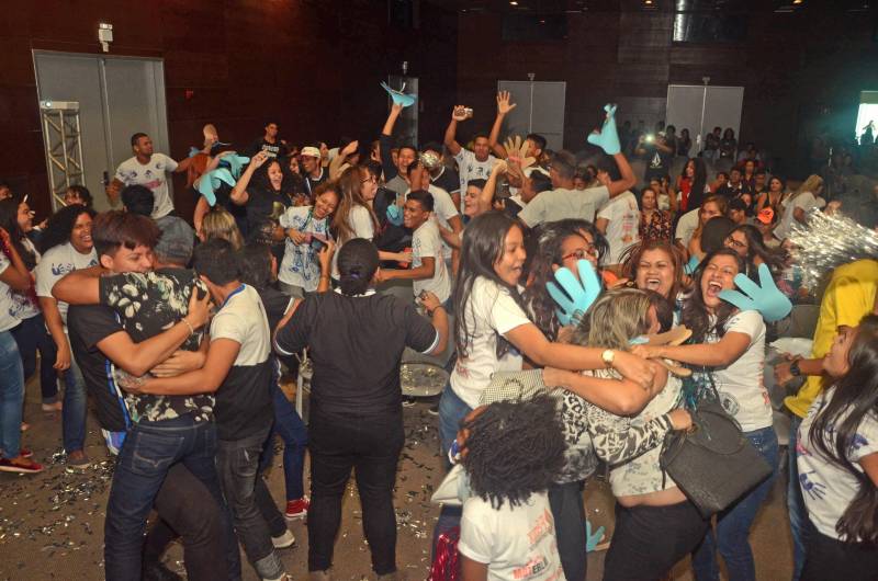 Estudantes da rede estadual de ensino foram, nesta sexta-feira (8), os “autores” em plena 22ª Feira Pan-Amazônica do Livro, no Hangar, ao protagonizarem uma festa em homenagem à leitura no encerramento da Gincana Literária conquistada pela Escola Estadual Cornélio de Barros, do bairro da Marambaia. A escola contou com um grupo de 15 estudantes que leram e pesquisaram sobre a vida e obra do escritor paraense Daniel Dantas, como tarefa da Gincana Literária. A Gincana é uma das principais atrações da Feira do Livro e, este ano, começou no dia 4, com um concurso de redação. A Gincana Literária reuniu 60 alunos, ou seja, 15 estudantes por cada uma das quatro Unidades Seduc na Escola (USEs) - unidades administrativas e pedagógicas da Secretaria de Estado de Educação (Seduc) - no evento. Os alunos pesquisaram sobre os autores Daniel Leite, Alfredo Garcia, Rosângela Darwich e Antônio Juraci Siqueira.
FOTO: ELISEU DIAS / ASCOM SEDUC
DATA: 08.06.2018
BELÉM - PARÁ <div class='credito_fotos'>Foto: Eliseu Dias / Ascom Seduc | <a href='/midias/2018/originais/a4a0c493-8387-409e-8b4e-b0f79635da71.jpg' download><i class='fa-solid fa-download'></i> Download</a></div>