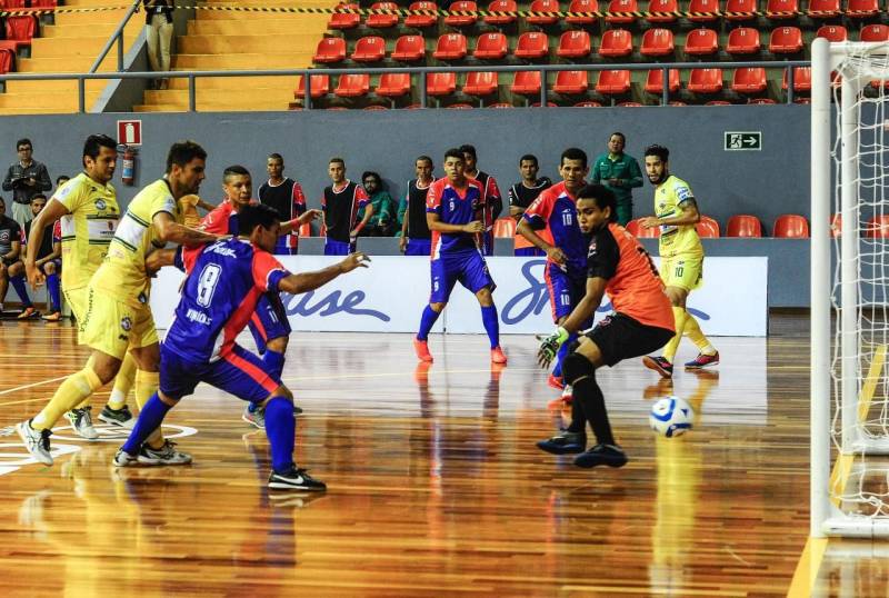 Na noite desta segunda-feira (19), o Mangueirinho recebeu pela primeira vez um jogo da Liga Nacional de Futsal (LNF). O confronto foi entre os paraenses do Shouse e a equipe do São José Futsal, que se enfrentaram pela fase de classificação do campeonato. A partida terminou com o placar marcando 7 a 1 para o time paulista.
FOTO: LEANDRO SANTANA / ASCOM SEEL
DATA: 19.03.2018
BELÉM - PARÁ <div class='credito_fotos'>Foto: LEANDRO SANTANA / ASCOM SEEL | <a href='/midias/2018/originais/a4a2f945-def8-4f4e-8dba-4c85367e2ce7.jpg' download><i class='fa-solid fa-download'></i> Download</a></div>