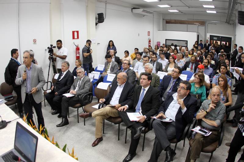 O Parque de Ciência e Tecnologia Guamá (PCT Guamá), em Belém, ganhou um novo prédio para solidificação das ações de incremento ao desenvolvimento socioeconômico do Estado, o Espaço Empreendedor. A cerimônia de inauguração, na quarta-feira (07), foi conduzida pelo governador Simão Jatene e o titular da Secretaria de Estado de Ciência, Tecnologia e Educação Profissional e Tecnológica (Sectet), Alex Fiúza de Mello.
FOTO: CRISTINO MARTINS / AG. PARÁ
DATA: 07.03.2018
BELÉM - PARÁ <div class='credito_fotos'>Foto: Cristino Martins/Ag. Pará | <a href='/midias/2018/originais/a4ac110b-bc12-4c71-bb43-e08a29a7929c.jpg' download><i class='fa-solid fa-download'></i> Download</a></div>