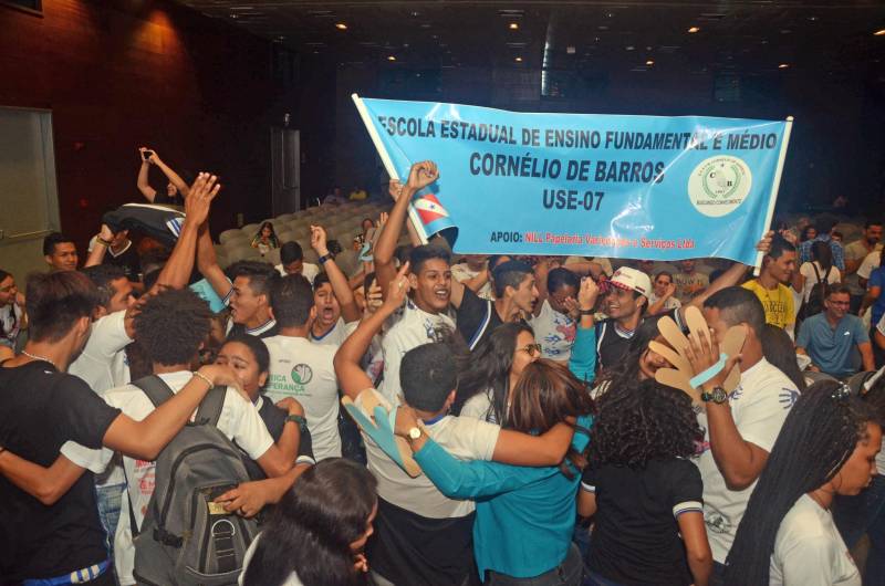 Estudantes da rede estadual de ensino foram, nesta sexta-feira (8), os “autores” em plena 22ª Feira Pan-Amazônica do Livro, no Hangar, ao protagonizarem uma festa em homenagem à leitura no encerramento da Gincana Literária conquistada pela Escola Estadual Cornélio de Barros, do bairro da Marambaia. A escola contou com um grupo de 15 estudantes que leram e pesquisaram sobre a vida e obra do escritor paraense Daniel Dantas, como tarefa da Gincana Literária. A Gincana é uma das principais atrações da Feira do Livro e, este ano, começou no dia 4, com um concurso de redação. A Gincana Literária reuniu 60 alunos, ou seja, 15 estudantes por cada uma das quatro Unidades Seduc na Escola (USEs) - unidades administrativas e pedagógicas da Secretaria de Estado de Educação (Seduc) - no evento. Os alunos pesquisaram sobre os autores Daniel Leite, Alfredo Garcia, Rosângela Darwich e Antônio Juraci Siqueira.
FOTO: ELISEU DIAS / ASCOM SEDUC
DATA: 08.06.2018
BELÉM - PARÁ <div class='credito_fotos'>Foto: Eliseu Dias / Ascom Seduc | <a href='/midias/2018/originais/a4b48daf-ca2f-453b-a3f2-15d50c1621d0.jpg' download><i class='fa-solid fa-download'></i> Download</a></div>