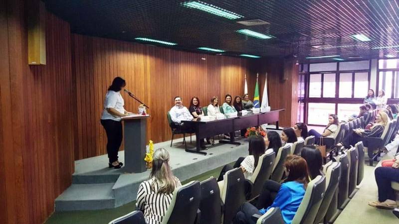 A solenidade de formatura da 1ª Turma de Residência Multiprofissional em Hematologia e Hemoterapia da Fundação Centro de Hemoterapia e Hematologia do Pará (Hemopa) ocorreu nesta quarta-feira (28), no auditório da sede da instituição, em Belém. Segundo a presidente da Fundação Hemopa, Ana Suely Leite Saraiva, “a residência surgiu da necessidade que sentimos em capacitar e qualificar cada vez mais profissionais na nossa área de atuação. A qualidade técnica e científica faz toda a diferença na segurança transfusional, e também no atendimento e na vida de nossos pacientes”.
FOTO: ASCOM / HEMOPA
DATA: 28.02.2018
BELÉM - PARÁ <div class='credito_fotos'>Foto: Ascom Hemopa | <a href='/midias/2018/originais/a4bb5741-9213-4804-a7f0-87c16e80a870.jpg' download><i class='fa-solid fa-download'></i> Download</a></div>