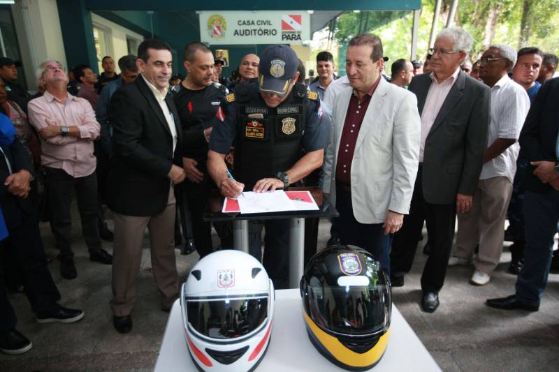 Polícia Militar, Guarda Municipal e Secretarias Municipais de Segurança Pública de 17 cidades do interior paraense receberam motos para ampliar o policiamento ostensivo e para atender ocorrências em suas sedes. Os veículos adquiridos pelo Governo do Estado são provenientes de emenda parlamentar de três deputados da Assembleia Legislativa do Pará (ALEPA), e entregues (foto) nesta segunda-feira (28) durante cerimônia na sede da Casa Civil, em Belém. Ao todo foram entregues 44 motos do modelo Honda XRE 300 CC, todas com kit sinalizador acústico e visual, rastreador, dois capacetes e queixeiras. Prefeitos, secretários de segurança, representantes das polícias, guardas municipais e deputados estiveram presentes na solenidade e ressaltaram a importância de ampliar a frota de veículos para dar apoio a segurança dos municípios.
FOTO: MÁCIO FERREIRA / AG. PARÁ
DATA: 28.05.2018
BELÉM - PARÁ <div class='credito_fotos'>Foto: MÁCIO FERREIRA/ AG. PARÁ | <a href='/midias/2018/originais/a4c22418-6ce0-4599-9bea-f5c15b9efb14.jpg' download><i class='fa-solid fa-download'></i> Download</a></div>