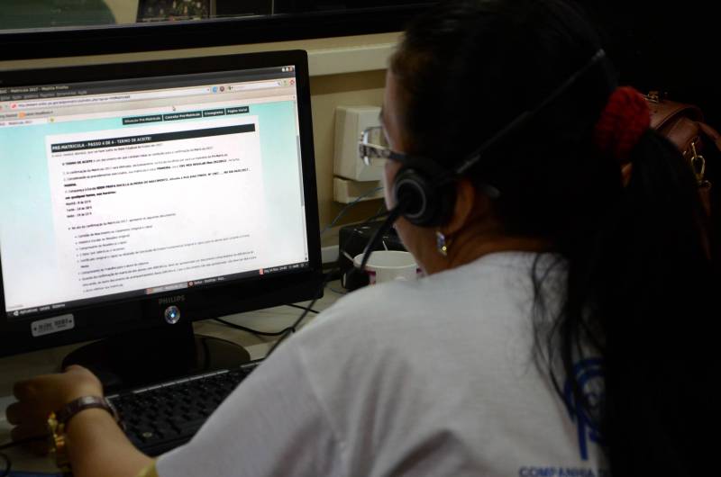 Com o inicio do período de pré-matrícula de novos alunos na rede estadual de ensino para 2017, a Secretaria de Estado de Educação (Seduc) já contabiliza uma grande procura pelas vagas. Somente das 9 às 12 horas desta segunda-feira (14), 2.214 estudantes foram pré-matriculados no primeiro dia da pré-matrícula. Até o começo da tarde, já eram quase 3 mil alunos pré-matriculados nas escolas estaduais. Os estudantes e pais ou responsáveis por alunos interessados em ingressar na rede estadual podem providenciar a pré-matrícula por meio do Portal Seduc (www.seduc.pa.gov.br), a qualquer hora, ou pela Central de Atendimento (0800 280 0078), das 8 às 18 horas, de segunda a sexta-feira, até o dia 1º de janeiro de 2017. A Seduc oferta 250 mil vagas para novos alunos. Nos finais de semana e feriados, o atendimento ao público será mantido no Portal Seduc (foto).
FOTO: FERNANDO NOBRE / ASCOM SEDUC
DATA: 14.11.2016
BELÉM - PARÁ <div class='credito_fotos'>Foto: FERNANDO NOBRE/ASCOM SEDUC | <a href='/midias/2018/originais/a4c48d7f-5d99-482b-b429-7944b7cd04db.jpg' download><i class='fa-solid fa-download'></i> Download</a></div>