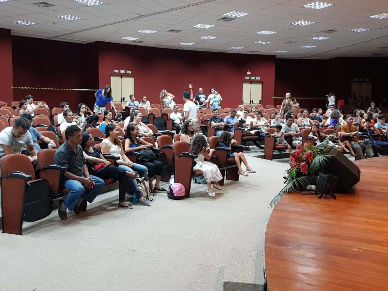 Muita gente aproveitou o final de semana para visitar o I Salão do Livro do Sul e Sudeste do Pará, que segue até o dia 6 de maio, no auditório do Carajás Centro de Convenções Leonildo Borges Rocha, em Marabá.
FOTO: KÉLIA SANTOS / CRGSP
DATA: 29.04.2018
MARABÁ - PARÁ <div class='credito_fotos'>Foto: KÉLIA SANTOS / ASCOM CRGSP | <a href='/midias/2018/originais/a4c83962-0a72-4f96-a613-951fd7a1597f.jpg' download><i class='fa-solid fa-download'></i> Download</a></div>
