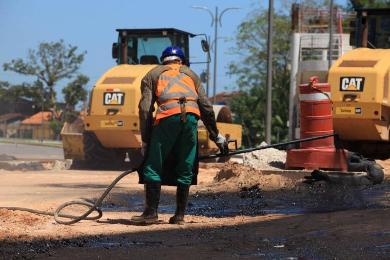 Com a chegada do verão, as obras de prolongamento da Avenida João Paulo II (foto) entram em ritmo acelerado. A partir do final desta semana, o número de operários envolvidos na obra, que hoje chega a 350, vai passar a ser de 600, o que garantirá maior celeridade na conclusão das obras, previstas para até o final de julho. “Faltam menos de 10% para que a gente conclua toda a obra. São detalhes de pavimentação nas vias de acesso, calçada, gradil, iluminação, o que a gente chama de acabamento. E nesse acabamento, incluímos também as passarelas, que são montadas fora e, a partir daí, são levadas para o canteiro de obra e colocadas em seus devidos lugares. As passarelas são importantes para segurança dos pedestres que vão precisar atravessar a João Paulo. Da mesma forma, a sinalização horizontal e vertical são fundamentais para circulação dos pedestres, motoristas, motociclistas e ciclistas por toda a avenida. A expectativa é que possamos entregar o mais breve possível o prolongamento da Avenida João Paulo II à população, de forma a garantir melhoria da qualidade de vida, saúde, lazer, mobilidade e mais segurança para quem mora nessa área”, informa o diretor geral do Núcleo de Gerenciamento de Transportes Metropolitano (NGTM), César Meira.

FOTO: MÁCIO FERREIRA / AG. PARÁ
DATA: 12.06.2018
BELÉM - PARÁ <div class='credito_fotos'>Foto: MÁCIO FERREIRA/ AG. PARÁ   |   <a href='/midias/2018/originais/a4cb6e29-d2a6-4715-8aef-7e99fc4f23ba.jpg' download><i class='fa-solid fa-download'></i> Download</a></div>