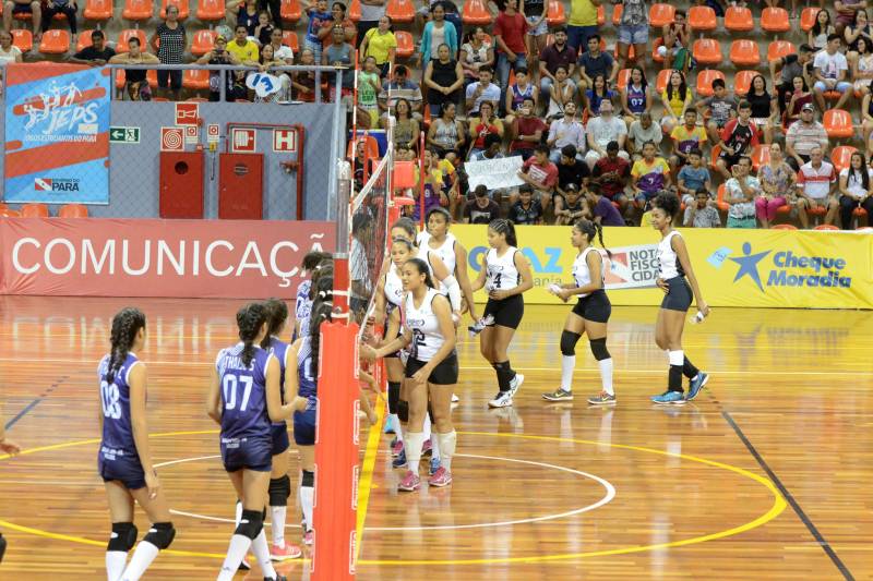 A 60ª edição dos Jogos Estudantis Paraenses (JEPs) encerrou neste domingo (24), na Arena Guilherme Paraense, em Belém. Após dois dias de competições, foram conhecidas as 16 equipes das modalidades coletivas de basquete, volei, futsal e handebol, nas categorias "A" (12 a 14 anos) e "B" (15 a 17 anos) que vão representar o Pará na etapa nacional dos Jogos Escolares da Juventude, em setembro.
FOTO: FERNANDO NOBRE / ASCOM SEDUC
DATA: 24.06.2018
BELÉM - PARÁ <div class='credito_fotos'>Foto: FERNANDO NOBRE/ASCOM SEDUC | <a href='/midias/2018/originais/a4cc0375-af0a-419b-9e51-bacfaa8d80b6.jpg' download><i class='fa-solid fa-download'></i> Download</a></div>