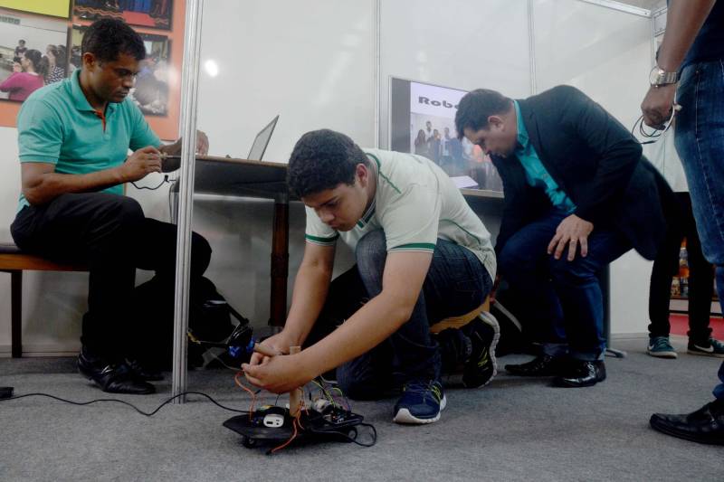 O projeto "Tecnologias sustentáveis: braço robótico" (foto) foi apresentado, nesta terça-feira (5), no estande da Secretaria de Estado de Educação (Seduc), na 22ª Feira Pan-Amazônica do Livro, no Hangar Convenções e Feiras da Amazônia com programação até o dia 10, com entrada franca. Criado em 2017 por estudantes do ensino técnico da Escola Estadual Dom Aristides Pirovano, o projeto busca incluir pessoas com deficiência utilizando materiais de baixo custo na fabricação do braço robótico. Membro da equipe desenvolvedora, o aluno Ayrton Sousa, 17 anos, apresentava aos visitantes a sua criação. "Tivemos a ideia de fazer um projeto utilizando materiais recicláveis e sustentáveis. Levamos cerca de três meses para produzir este braço robótico e nosso objetivo é aprimorar ele cada vez mais", conta o estudante.

FOTO: RAI PONTES / ASCOM SEDUC
DATA: 05.06.2018
BELÉM - PARÁ <div class='credito_fotos'>Foto: Rai Pontes/Ascom Seduc   |   <a href='/midias/2018/originais/a4cee630-6b03-48d3-b392-b2a272386a9d.jpg' download><i class='fa-solid fa-download'></i> Download</a></div>