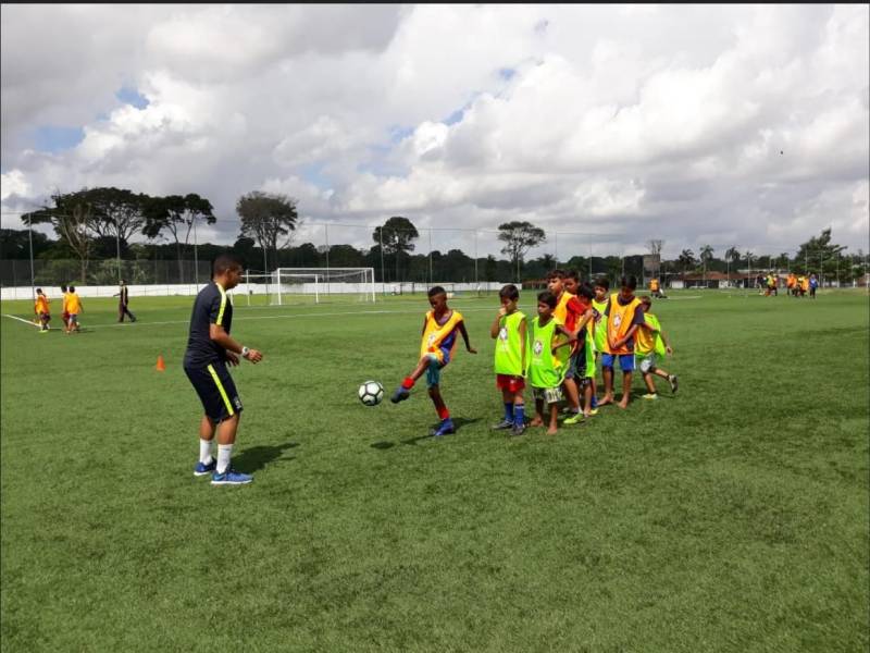 Na manhã de hoje (16) aproximadamente 150 meninos e meninas, com idades entre 9 a 13 anos, participaram do CBF Social, festival de futebol realizado pela Confederação Brasileira de Futebol e que este ano está na terceira edição em Belém. Dentre eles, 40 alunos do Pro Paz nos bairros (foto), polo Mangueirão participaram junto a outras crianças do Festival realizado no Centro Esportivo da Juventude (Ceju). “É sempre muito gratificante retornar à Belém, principalmente agora na final da Copa Verde. Estamos promovendo o Festival CBF Social, para que as crianças aprendam sobre valores, responsabilidade social e outras questões importantes, como a sustentabilidade, reciclagem e preservação ambiental. Deixamos um legado de conhecimento para elas, além, é claro dos materiais utilizados nas atividades. Só tenho agradecer a Fundação Pro Paz e ao Governo do Estado”, finalizou o gerente de desenvolvimento técnico, responsabilidade social e sustentabilidade da CBF, Diogo Netto. Com o objetivo de trabalhar temáticas sociais aliadas ao esporte, os alunos receberam ensinamentos sobre coletividade, respeito ao próximo e ao meio ambiente com a prática do futebol. As atividades relacionam as temáticas e fazem com que as crianças aprendam, brincando.
FOTO: EMANUELE CORRÊA / ASCOM PRO PAZ
DATA: 16.05.2018
BELÉM - PARÁ <div class='credito_fotos'>Foto: EMANUELE CORRÊA / ASCOM PRO PAZ | <a href='/midias/2018/originais/a4d6a8fa-5644-4241-89a8-54d0925a246b.jpg' download><i class='fa-solid fa-download'></i> Download</a></div>
