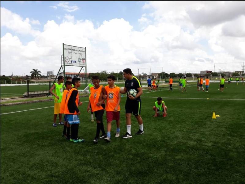 Na manhã de hoje (16) aproximadamente 150 meninos e meninas, com idades entre 9 a 13 anos, participaram do CBF Social, festival de futebol realizado pela Confederação Brasileira de Futebol e que este ano está na terceira edição em Belém. Dentre eles, 40 alunos do Pro Paz nos bairros (foto), polo Mangueirão participaram junto a outras crianças do Festival realizado no Centro Esportivo da Juventude (Ceju). “É sempre muito gratificante retornar à Belém, principalmente agora na final da Copa Verde. Estamos promovendo o Festival CBF Social, para que as crianças aprendam sobre valores, responsabilidade social e outras questões importantes, como a sustentabilidade, reciclagem e preservação ambiental. Deixamos um legado de conhecimento para elas, além, é claro dos materiais utilizados nas atividades. Só tenho agradecer a Fundação Pro Paz e ao Governo do Estado”, finalizou o gerente de desenvolvimento técnico, responsabilidade social e sustentabilidade da CBF, Diogo Netto. Com o objetivo de trabalhar temáticas sociais aliadas ao esporte, os alunos receberam ensinamentos sobre coletividade, respeito ao próximo e ao meio ambiente com a prática do futebol. As atividades relacionam as temáticas e fazem com que as crianças aprendam, brincando.
FOTO: EMANUELE CORRÊA / ASCOM PRO PAZ
DATA: 16.05.2018
BELÉM - PARÁ <div class='credito_fotos'>Foto: EMANUELE CORRÊA / ASCOM PRO PAZ | <a href='/midias/2018/originais/a4e441dc-6a2e-46e4-8f2c-c4d80b714f7d.jpg' download><i class='fa-solid fa-download'></i> Download</a></div>