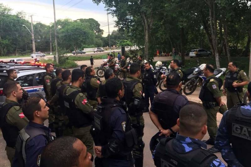 A Polícia Militar do Estado iniciou nesta segunda-feira, 30, a operação Sáfara 3, de combate à criminalidade na Grande Belém. Duas áreas de grande incidência criminal Guamá e Tapanã, foram priorizadas nesse primeiro dia de operação. A partir do bairro do Guamá, os policiais percorreram áreas dos bairros da Terra Firme e Jurunas. A partir do Tapanã, foram atendidas áreas da Pratinha, Bengui e Parque Verde. A escolha dos locais teve por base ocorrências criminais monitoradas pela inteligência da Polícia Militar. Só nos bairros do Bengui e Cabanagem, no mês de abril, foram contabilizados onze homicídios. Na foto, o coronel Hilton Benigno, comandante geral da Polícia Militar.
FOTO: ASCOM / POLÍCIA MILITAR
DATA: 30.04.2018
BELÉM - PARÁ
<div class='credito_fotos'>Foto: Ascom Polícia Militar | <a href='/midias/2018/originais/a4e944cc-bd17-4459-81d2-2e34cf5e95ad.jpg' download><i class='fa-solid fa-download'></i> Download</a></div>
