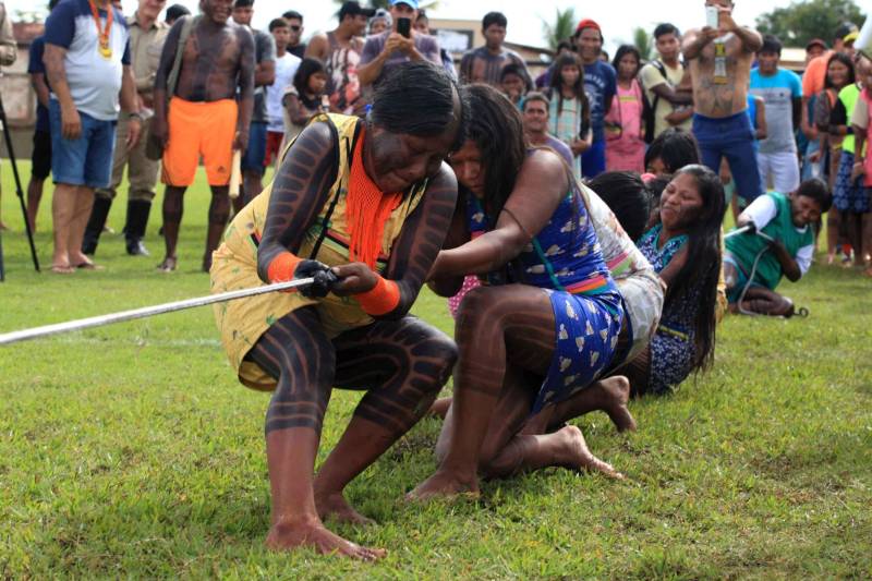 O dia começou cedo para os participantes da Semana dos Povos Indígenas, que ocorre em São Félix do Xingu, no sudeste do Pará. A vasta programação se estendeu durante toda a segunda-feira (16), com os serviços ofertados pelo Estado, os jogos e abertura oficial, à noite. Nesta segunda-feira também começaram as competições. Além do atletismo, com a corrida de 100 metros rasos para homens e mulheres, houve partidas de futsal feminino e de cabo de guerra masculino e feminino. Espalhados por diversos espaços da cidade, os jogos são uma atração muito esperada, tanto pelos índios quanto pelo público que prestigia as disputas.
FOTO: RODOLFO OLIVEIRA / AG. PARÁ
DATA: 16.04.2018
SÃO FÉLIX DO XINGU - PARÁ <div class='credito_fotos'>Foto: Rodolfo Oliveira/Ag. Pará | <a href='/midias/2018/originais/a4f02e6a-d797-4607-82d5-db4e2d4fd9dd.jpg' download><i class='fa-solid fa-download'></i> Download</a></div>