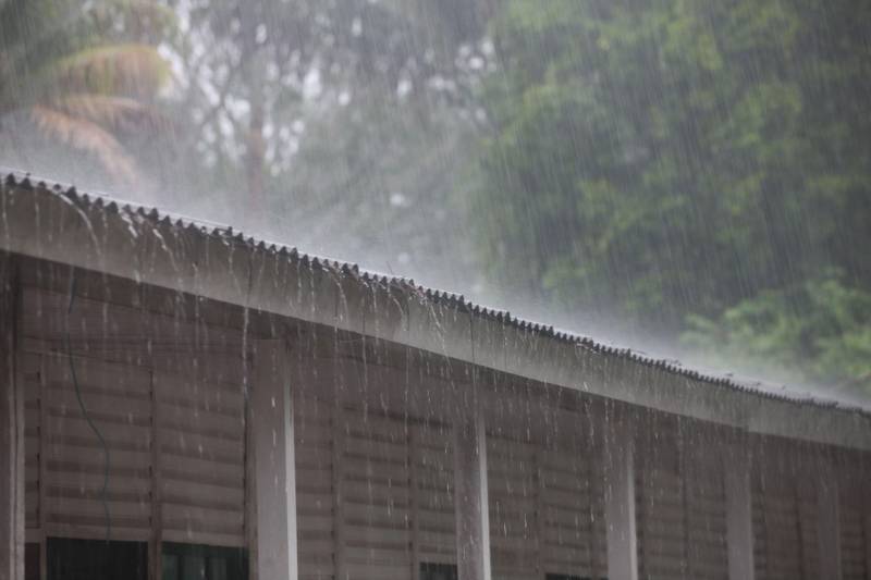 A chuva que caiu na manhã desta segunda-feira, 26, em Belém e outros municípios da região nordeste do Estado, não afetou as bacias localizadas em Barcarena. No total foram registrados 53 milímetros de chuva, desde o final de semana. “Não houve qualquer transbordamento ou mais prejuízos”, explicou o capitão Marcelo Santos, do Corpo de Bombeiros. Enquanto isso, as ações do Governo do Estado nas comunidades afetadas pela contaminação constatada pelo Instituto Evandro Chagas (IEC), no entorno da área de atuação da empresa Hydro, continuam. Até o momento, 893 galões de água potável foram entregues a 399 famílias da região. O abastecimento será semanal e a quantidade varia em função do número de pessoas residentes em cada casa, com média de uma unidade de 20 litros para cada duas pessoas.
FOTO: IGOR BRANDÃO / AG. PARÁ
DATA: 25.02.2018
BARCARENA - PARÁ <div class='credito_fotos'>Foto: IGOR BRANDÃO / AG. PARÁ | <a href='/midias/2018/originais/a4f7a5c2-ea09-472b-8bc5-c2622220d23e.jpg' download><i class='fa-solid fa-download'></i> Download</a></div>