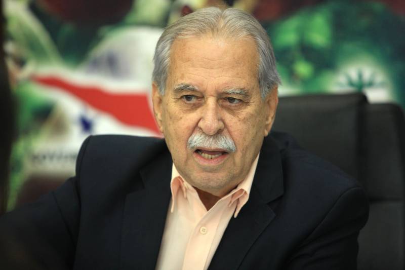 O XVII Congresso Brasileiro de Mandioca e II Congresso Latino-Americano e Caribenho de Mandioca começa nesta segunda-feira, 12, em Belém. A solenidade de abertura será às 19 horas, com a presença do vice-governador Zequinha Marinho, no Hangar Convenções e Feiras da Amazônia que, juntamente com o secretário de Estado de Desenvolvimento Agropecuário e da Pesca, Giovanni Queiroz (foto), fará o lançamento do Pró-Mandioca.
FOTO: MÁCIO FERREIRA / AG. PARÁ
DATA: 12.03.2018
BELÉM - PARÁ <div class='credito_fotos'>Foto: MÁCIO FERREIRA/ AG. PARÁ | <a href='/midias/2018/originais/a4fafa4c-1895-4e99-94e8-8f3cd4a31434.jpg' download><i class='fa-solid fa-download'></i> Download</a></div>