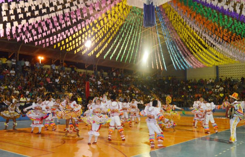 O Arraial Municipal (foto) já virou uma tradição para os moradores do município de Paragominas, na região Rio Capim. Este ano, o público vai conferir o concurso de quadrilhas, comidas típicas e diversas apresentações culturais. Promovido pela Prefeitura de Paragominas, através da Secretaria Municipal de Cultura, Desporto e Lazer (Secult), o evento ocorre no período de 29 de junho à 1º de julho, na Praça do Ginásio Municipal de Esportes. Nesta edição, o Arraial traz o 8º Concurso Intermunicipal de Quadrilhas de Paragominas, que contará com a participação de doze concorrentes de sete municípios diferentes, como Belém, Igarapé-Açu, Abaetetuba, Concórdia do Pará, Ipixuna do Pará, São Miguel do Guamá e Tomé-Açu; e ainda diversos shows de bandas locais e de fora do município. “Este ano, quem passar pelo Ginásio de Esportes vai se divertir muito nesta festa que já virou uma tradição em Paragominas”, afirmou o prefeito Paulo Tocantins.
FOTO: ASCOM / PREFEITURA DE PARAGOMINAS
DATA: 30.06.2016
PARAGOMINAS - PARÁ <div class='credito_fotos'>Foto: ASCOM / PREFEITURA DE PARAGOMINAS | <a href='/midias/2018/originais/a4fc343d-1be6-44a8-a4f4-aca44b5dd2f7.jpg' download><i class='fa-solid fa-download'></i> Download</a></div>