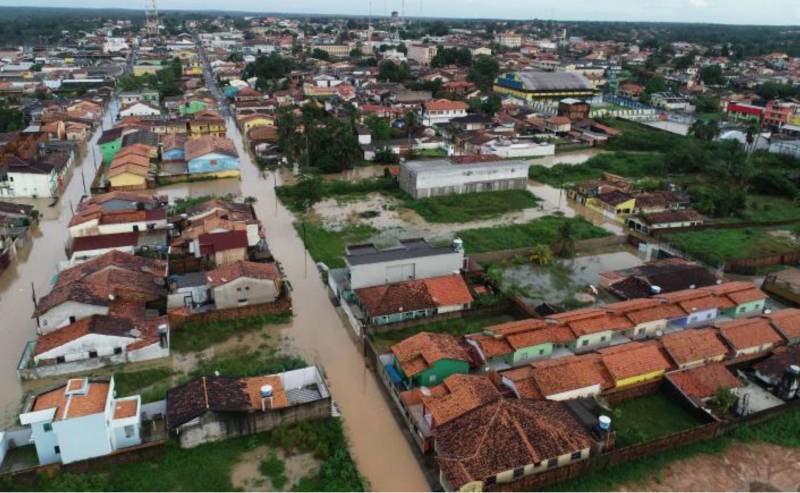 A Defesa Civil Estadual já articulou as secretarias de Estado para atender as pessoas afetadas pelos alagamentos provocados pelas fortes chuvas no município de Bragança, no nordeste do Estado. Até o momento foram contabilizadas três famílias desabrigadas e mais de três mil pessoas afetadas, principalmente na comunidade de Maranhãozinho. A prefeitura decretou estado de alerta. Uma sala de situação foi montada no município para o gerenciamento das ações que atendem às famílias. Segundo a chefe da Divisão de Apoio à Comunidade da Defesa Civil Estadual, major Ciléia Mesquita, na última segunda-feira (14), choveu aproximadamente 130 milímetros no município, o que provocou vários pontos de alagamento. Foi quando a coordenadoria municipal solicitou apoio da Defesa Estadual que imediatamente enviou técnicos ao local, e instalou a sala de situação na sede da Prefeitura de Bragança.
FOTO: ASCOM / CBMPA
DATA: 18.05.2018
BELÉM - PARÁ <div class='credito_fotos'>Foto: Ascom CBMPA | <a href='/midias/2018/originais/a4fc82cb-22a5-4b22-bd3d-e88d8d77e432.jpg' download><i class='fa-solid fa-download'></i> Download</a></div>