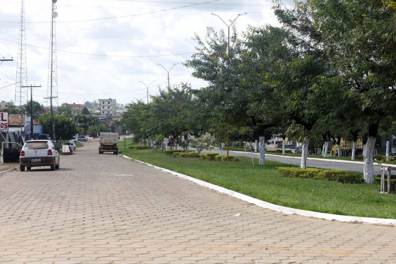Nesta sexta-feira (6), o governador Simão Jatene visitará o sudeste paraense, em Rio Maria, além de assinar convênios e realizar inaugurações, ele atenderá demandas de nove cidades atingidas pelas enchentes.
FOTO: RODOLFO OLIVEIRA / ARQUIVO AG. PARÁ
DATA: 05.04.2018
RIO MARIA - PARÁ <div class='credito_fotos'>Foto: Rodolfo Oliveira/Ag. Pará | <a href='/midias/2018/originais/a4ff0815-bbcd-4ad9-a24d-84e91d094f14.jpg' download><i class='fa-solid fa-download'></i> Download</a></div>