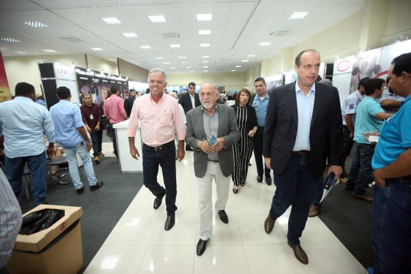 A pecuária é uma das principais cadeias produtivas do Pará, que se destaca no cenário nacional por possuir o quinto maior rebanho bovino, com mais de 20 milhões de cabeças. A importância do Estado na cadeia produtiva brasileira é destaque na InterCorte, evento que reúne iniciativas em prol do desenvolvimento do setor. A abertura, na noite desta segunda-feira, 21, no Carajás Centro de Convenções, em Marabá, sudeste paraense, contou com a presença do governador Simão Jatene, parlamentares e autoridades locais.

FOTO: THIAGO GOMES / AG. PARÁ
DATA: 21.05.2018
MARABÁ - PARÁ <div class='credito_fotos'>Foto: Thiago Gomes /Ag. Pará   |   <a href='/midias/2018/originais/a507c4b0-72f6-41a4-bf97-b752f2a94f1f.jpg' download><i class='fa-solid fa-download'></i> Download</a></div>
