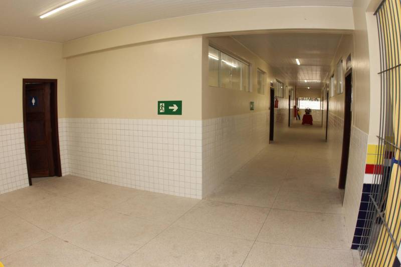 Um painel, no pátio da Escola Estadual de Ensino Médio Ruth Guimarães Ferreira, no distrito de Murinim, em Benevides, mostra 16 alunos da unidade aprovados nos últimos vestibulares. Desses, 12 irão estudar na Universidade Federal do Pará (UFPA). São os primeiros resultados de um processo que começou há nove meses, quando a escola entrou em reforma e ampliação. A nova “Ruth Guimarães Ferreira” foi entregue oficialmente nesta segunda-feira, 26, pelo governador Simão Jatene. Reformada e ampliada, a escola tem agora seis salas de aula; quatro laboratórios (multiuso, multidisciplinar, informática e de leitura); cozinha; refeitório e dispensa; quadra poliesportiva, vestiários feminino e masculino; área de convivência; sala para Atendimento Educacional Especializado (AEE) e acessos para pessoas com deficiência. Espaços de sobra para seus 892 alunos, distribuídos em três turnos do Ensino Médio. A obra custou R$ 2,446 milhões.
FOTO: CRISTINO MARTINS / AG. PARÁ
DATA: 26.03.2018
BENEVIDES - PARÁ <div class='credito_fotos'>Foto: Cristino Martins/Ag. Pará | <a href='/midias/2018/originais/a50fb58f-b545-41a6-b9de-78451af7d787.jpg' download><i class='fa-solid fa-download'></i> Download</a></div>