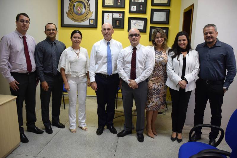 Uma parceria inédita foi fechada entre as perícias criminal do Pará e dos Estados Unidos. Na última semana, o Centro de Perícias Científicas “Renato Chaves” e o Federal Bureau of Investigation – FBI (em português: Gabinete Federal de Investigação) celebraram acordo de intercâmbio. Com isso, os peritos paraenses receberão aperfeiçoamento em diferentes áreas nos laboratórios da polícia americana. Além disso, um treinamento será ministrado por agentes do FBI em Belém. Durante visita ao Centro de Perícias, o agente do FBI e adido policial da Embaixada dos Estados Unidos no Brasil, David Brassanini, esteve reunido com a direção geral do órgão estadual e apresentou um pouco do trabalho da polícia americana aos peritos criminais.
FOTO: ASCOM CPC
DATA: 27.03.2018
BELÉM - PARÁ <div class='credito_fotos'>Foto: Ascom CPC | <a href='/midias/2018/originais/a523b1d1-3eda-43cd-a55c-9e897897796b.jpg' download><i class='fa-solid fa-download'></i> Download</a></div>