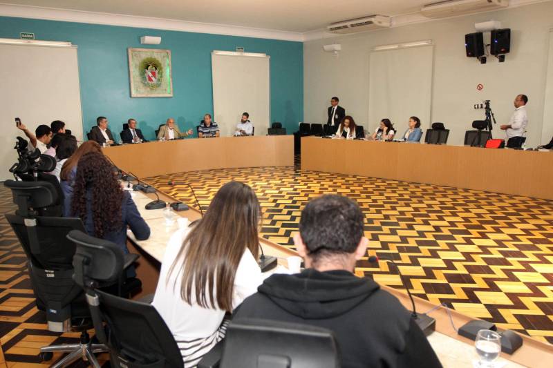 O Governo do Estado anunciou nesta sexta-feira (23), durante coletiva, as medidas que serão adotadas no caso do vazamento registrado no último sábado (17) da bacia de rejeitos de bauxita da Hydro Alunorte, confirmado pelo Instituto Evandro Chagas. Segundo o governador Simão Jatene, a mineradora será notificada para garantir água potável às comunidades ao longo de um ano e, ainda, para criar um fundo financeiro específico para este evento e eventuais incidentes futuros.
FOTO: CRISTINO MARTINS / AG. PARÁ
DATA: 23.02.2018
BELÉM - PARÁ <div class='credito_fotos'>Foto: Cristino Martins/Ag. Pará | <a href='/midias/2018/originais/a5292b2c-6bd2-45b8-9e27-95de61c8d896.jpg' download><i class='fa-solid fa-download'></i> Download</a></div>