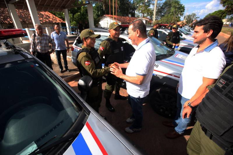 Os batalhões de Policiamento da PM de Barcarena (foto) e Abaetetuba, no Baixo Tocantins, receberam na tarde desta quinta-feira (21), 14 viaturas e 20 motocicletas para o reforço da segurança pública nas cidades. Os dois municípios pertencem ao Comando de Policiamento Regional IX, que realiza o policiamento em 10 municípios da região. O CPR IX também está formando 134 novos policias que deverão ser integrados ao policiamento no mês de julho. Participaram da entrega o comandante geral da PM, coronel Hilton Benigno, o presidente da Assembleia Legislativa do Pará (Alepa), deputado estadual Márcio Miranda e os deputados Ana Cunha e Celso Sabino. O coronel Hilton Benigno comentou que toda a frota de veículos da PM foi renovada. “A renovação traz melhores condições de trabalho ao policial”, afirmou.
FOTO: THIAGO GOMES / AG. PARÁ
DATA: 21.06.2018
BARCARENA - PARÁ <div class='credito_fotos'>Foto: Thiago Gomes /Ag. Pará | <a href='/midias/2018/originais/a52e5575-8a3e-4fca-b5d6-239eadd7fa6c.jpg' download><i class='fa-solid fa-download'></i> Download</a></div>