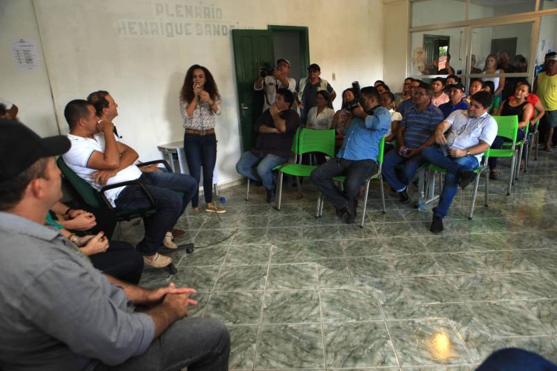 “A pavimentação urbana é qualidade de vida, é mais saúde para as pessoas. É muito bom ver famílias mudando a forma de viver por causa do ‘Asfalto na Cidade’”, destacou a secretária da Semsu, Izabela Jatene (foto), ao explicar que a parceria é feita com os municípios que integram o Programa Municípios Sustentáveis, que se comprometem com uma agenda compartilhada com ações de melhoria de gestão e promoção do desenvolvimento sustentável.

FOTO: RODOLFO OLIVEIRA / AG. PARÁ
DATA: 13.06.2018
SÃO JOÃO DA PONTA - PARÁ <div class='credito_fotos'>Foto: Rodolfo Oliveira/Ag. Pará   |   <a href='/midias/2018/originais/a54612a4-a1f4-4e5d-8342-1ca8b5391054.jpg' download><i class='fa-solid fa-download'></i> Download</a></div>