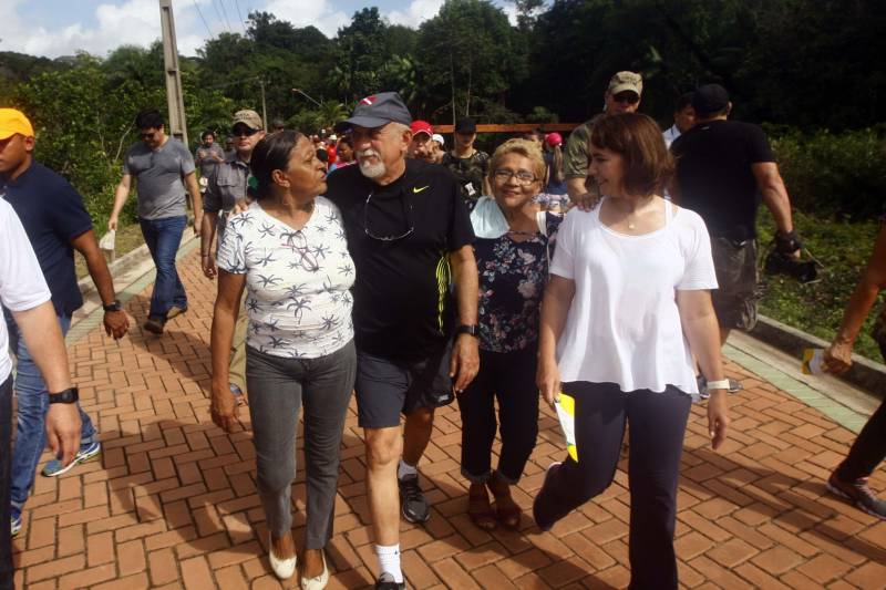 Uma reabertura feita a milhares de mãos. A fita inaugural colocada no inicio da trilha principal do Parque do Utinga foi rompida por mais de cinco mil pessoas ansiosas pelo inicio da caminhada, marcando o segundo dia da programação de reabertura do mais novo espaço paraense de lazer e interatividade com a natureza. Misturado aos populares, o governador Simão Jatene andou os quatro quilômetros que separam a entrada do parque ao seu ponto final, o Recanto da Volta.
FOTO: THIAGO GOMES / AG. PARÁ
DATA: 17.03.2018
BELÉM - PARÁ <div class='credito_fotos'>Foto: Thiago Gomes /Ag. Pará | <a href='/midias/2018/originais/a554e49d-2a73-49bf-bb8a-a4138f5de3b1.jpg' download><i class='fa-solid fa-download'></i> Download</a></div>