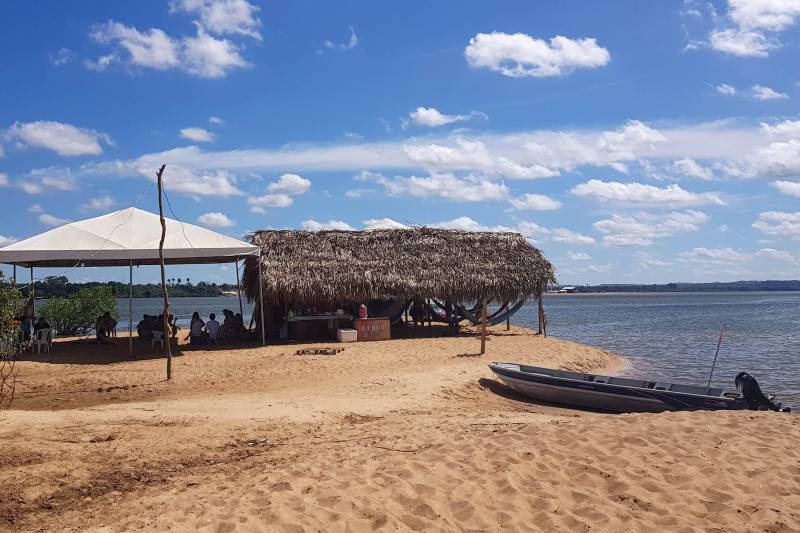 A 100 quilômetros de Marabá, a cidade de Palestina do Pará se torna um recanto para os veranistas que procuram nas águas do Araguaia descanso, contemplação da natureza e diversão. A ilha do Galego (foto) ganhou esse nome de uma das famílias mais antigas a acampar no lugar.
FOTO: ASCOM CRGSP
DATA: 08.07.2018
PALESTINA DO PARÁ - PARÁ <div class='credito_fotos'>Foto: ASCOM CRGSP | <a href='/midias/2018/originais/a55516de-27e8-4403-85cc-f3cb6be695d9.jpg' download><i class='fa-solid fa-download'></i> Download</a></div>