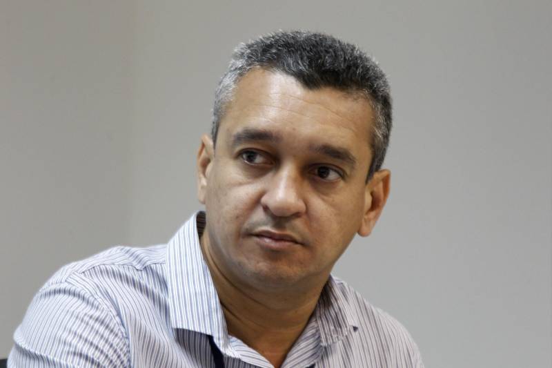 As revistas gerais nos presídios de todo o Pará foram intensificadas para reforçar a segurança durante o feriado prolongado da Semana Santa. A Superintendência do Sistema Penitenciário do Estado (Susipe) iniciou no dia 27, a Operação Sentinela do Norte, em parceria com a Polícia Militar (PM), de forma simultânea, nas 46 unidades prisionais da Região Metropolitana de Belém (RMB) e interior. Na fdoto, o diretor-geral Penitenciário da Susipe, Coronel Mauro Matos.
FOTO: AKIRA ONUMA / ASCOM SUSIPE
DATA: 28.03.2018
BELÉM - PARÁ <div class='credito_fotos'>Foto: Akira Onuma / Ascom Susipe | <a href='/midias/2018/originais/a5615f02-9ad4-4fee-a78f-38cb20a73c47.jpg' download><i class='fa-solid fa-download'></i> Download</a></div>