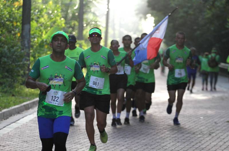 A sétima edição da Corrida e Caminhada do Servidor Público (foto), realizada no Parque do Utinga na manhã desde sábado, 10, reuniu mais de mil servidores do Governo do Pará com o objetivo de promover a saúde e a qualidade de vida. E foi com inspiração nesses dois pilares do evento que Renato Alves e Adriana Lima levaram, mais uma vez, o primeiro lugar do masculino e feminino da competição. Em sete anos de evento, a cabo do Corpo de Bombeiros Adriana Lima chegou em primeiro lugar 4 vezes. Em 2017, ela foi impedida de participar devido uma lesão no tornozelo causada por um acidente, mas esse ano se preparou com treinos pesados na areia, para ganhar força muscular. “Médicos disseram que eu nunca mais correria e ano passado eu fui assistir e chorei por não participar, mas esse ano eu vim para ganhar. Meu lema é lutar sempre desistir jamais”, disse a tetracampeã.
FOTO: CRISTINO MARTINS / AG. PARÁ
DATA: 10.11.2018
BELÉM - PARÁ <div class='credito_fotos'>Foto: Cristino Martins/Ag. Pará | <a href='/midias/2018/originais/a5616b7d-7ff9-49a3-b308-3cf4a8328e97.jpg' download><i class='fa-solid fa-download'></i> Download</a></div>