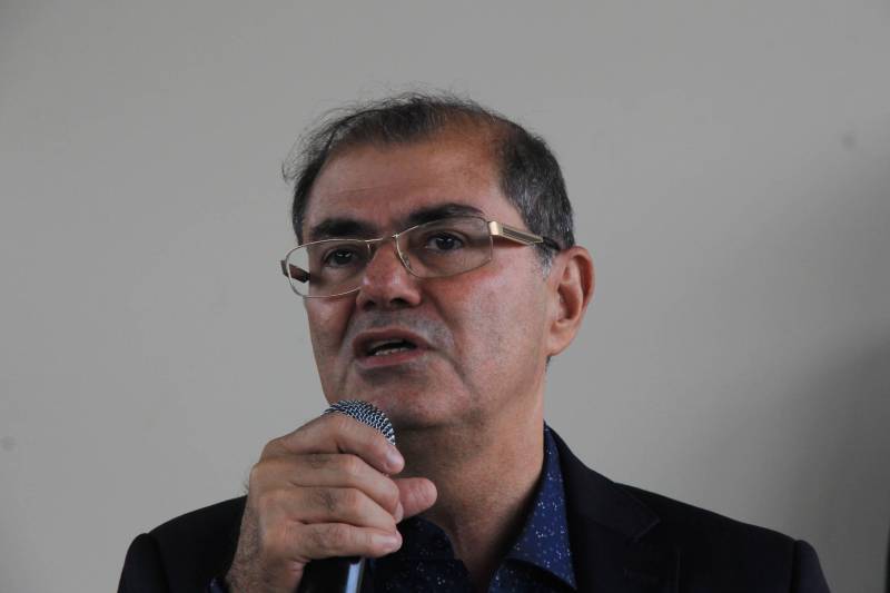 O município de Sapucaia recebeu nesta quarta-feira, 5, uma Unidade Integrada Pro Paz (UIPP). Um investimento do Governo do Estado de R$ 1.134.131,00. Segundo o Secretário de Estado de Segurança Pública, Luiz Fernandes (foto), afirma que já mais de 80 novas UIPP’s no Pará, com as reformadas e reestruturadas esse número chega a 120 unidades. O titular da SEGUP destaca que o mais importante não é a estrutura física, mas o conceito empregado. De Sapucaia, a comitiva foi para Redenção onde inaugurou o 7º Batalhão de Polícia Militar, uma obra orçada em R$ 2.808.000,00. Atualmente o BPM conta com 145 policiais, 6 viaturas incluindo a Patrulha Rural e 12 motocicletas. O Comandante do Batalhão, o Major José Ricardo Chaves, informou que a maior ocorrência no município são roubos de motos, mas pontuou que a maior parte dos veículos é encontrada pela PM na cidade e cidades vizinhas.

FOTO: RODOLFO OLIVEIRA / AG PARÁ
DATA: 05.12.2018
SAPUCAIA - PARÁ <div class='credito_fotos'>Foto: Rodolfo Oliveira/Ag. Pará   |   <a href='/midias/2018/originais/a56399ba-1cf8-4327-be4c-48df971d60ce.jpg' download><i class='fa-solid fa-download'></i> Download</a></div>