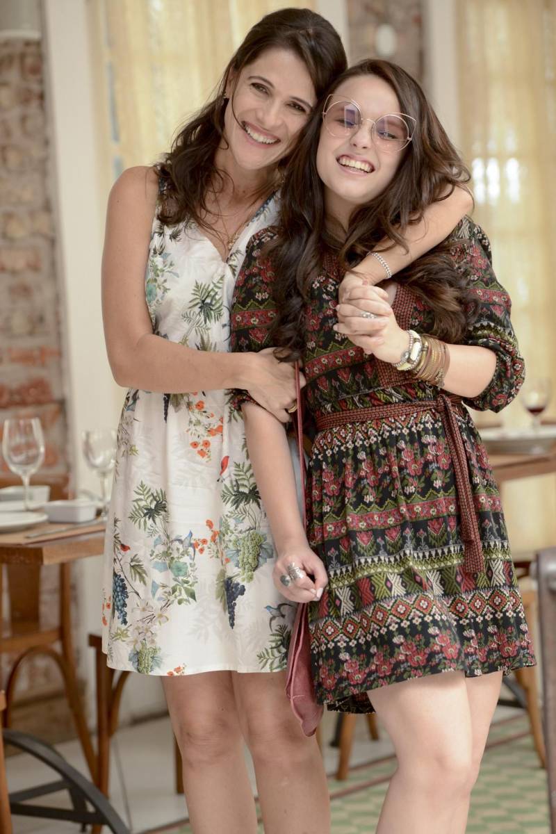 No mês das mães e do aniversário de 18 anos de funcionamento da Estação das Docas, o projeto Cine Estação exibe o filme “Fala Sério, Mãe!” (foto). A primeira sessão é neste domingo, 13, quando se comemora o aniversário do espaço de lazer, com duas sessões, 16h e 20h. A bilheteria do cinema estará aberta nos dias de exibição uma hora antes do início da sessão; os ingressos custam R$12 (inteira) e R$6 (meia). A classificação do filme é de 10 anos. Fala Sério, Mãe! é um filme brasileiro produzido pela Camisa Listrada[3], baseado no livro de mesmo nome da escritora Thalita Rebouças. Ângela Cristina (Ingrid Guimarães), mãe da adolescente Maria de Lourdes (Larissa Manoela), está tendo a experiência de guiar sua filha durante uma das fases mais complicadas da vida. Ela vive uma montanha-russa de emoções, com medos, frustrações e um caminhão de queixas para descarregar. Por outro lado, Malu, como prefere ser chamada, também tem suas insatisfações. Teimosa, sofre com os cuidados excessivos e com o jeito conservador da mãe.

FOTO: DIVULGAÇÃO
DATA: 10.05.2018
BELÉM - PARÁ <div class='credito_fotos'>Foto: Divulgação   |   <a href='/midias/2018/originais/a5704f2e-5c6e-4283-b517-2e0d5f1c517b.jpg' download><i class='fa-solid fa-download'></i> Download</a></div>