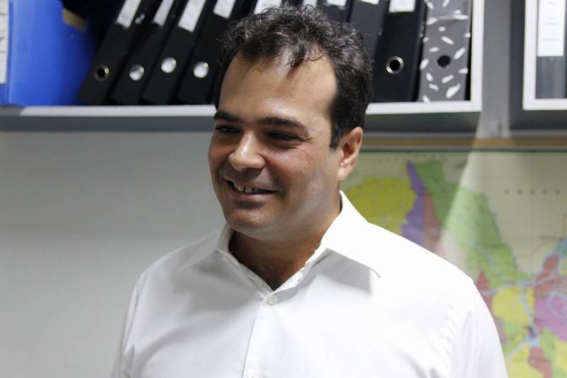 Na busca por maior agilidade e acessibilidade nos serviços, o Departamento de Trânsito do Estado (Detran) retoma, nesta quarta-feira (2), o canal telefônico 154 para atendimento à população. A ferramenta irá funcionar 24 horas por dia, sendo das 8h às 20h com atendimento humano e a partir das 20h com atendimento eletrônico pela Unidade de Resposta Audível (URA). Na foto, o diretor da Empresa Criativa, responsável pelo fornecimento serviços de call center, Vinicius Bastos.
FOTO: ASCOM DETRAN
DATA: 02.05.2018
BELÉM - PARÁ <div class='credito_fotos'>Foto: ASCOM DETRAN | <a href='/midias/2018/originais/a57215c5-bc2f-4e10-a222-88f3ca9194eb.jpg' download><i class='fa-solid fa-download'></i> Download</a></div>