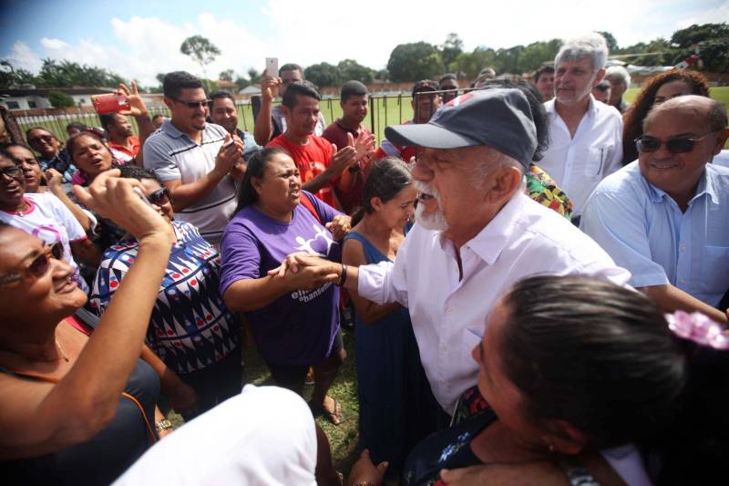 O governo do Pará dá seguimento às ações de reconhecimento de propriedade de terras em todas as regiões do Estado com a entrega, na manhã desta sexta-feira (16), de 124 títulos para pequenos produtores rurais do município de Bujaru, no nordeste paraense. A cerimônia, realizada no Sindicato de Produtores Rurais do município, foi conduzida pelo governador Simão Jatene e contou com a presença de secretários de Estado, parlamentares, prefeitos e autoridades da região. Os documentos expedidos pelo Instituto de Terras do Pará (Iterpa) vão atender famílias que residem em 15 comunidades do município, entre elas a Jutai, Igarapezinho, Jabatiteua, Guajará-Miri, Guajará-Açu, Ramal do Puxador, Ramal do Caiti, Santa Maria, São Luiz, Cajuíra, entre outras localizadas ao longo da Rodovia PA-140, totalizando mais de 6 mil hectares de áreas tituladas.
FOTO: THIAGO GOMES / AG PARÁ
DATA: 16.02.2018
BUJARÚ - PARÁ <div class='credito_fotos'>Foto: Thiago Gomes /Ag. Pará | <a href='/midias/2018/originais/a575f8e1-fd64-46b7-83c8-1c0b7f436125.jpg' download><i class='fa-solid fa-download'></i> Download</a></div>