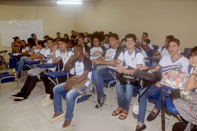 A paralisação deflagrada na manhã desta quarta-feira (2) pelo Sindicato dos Professores em Educação Pública não impediu que quase 98% das escolas estaduais funcionassem normalmente em todo o Estado, conforme levantamento parcial feito pela Secretaria de Educação (Seduc). De 869 escolas no interior e 348 localizadas na Região Metropolitana de Belém, apenas cerca de 2% suspenderam as aulas, apontam os números parciais. Das escolas sob jurisdição das 18 Unidades Seduc na Escola (Uses), 239 funcionaram normalmente pela manhã. Apenas 25 paralisaram parcialmente e 17 suspenderam as aulas. No interior, 580 suspenderam suas atividades parcialmente, e sete não funcionaram. Na foto, funcionamento na escola Avertano Rocha.
FOTO: ELISEU DIAS / ASCOM SEDUC
DATA: 02.05.2018
BELÉM - PARÁ <div class='credito_fotos'>Foto: Eliseu Dias / Ascom Seduc | <a href='/midias/2018/originais/a581983d-8586-4ef0-a525-da1e96acffc0.jpg' download><i class='fa-solid fa-download'></i> Download</a></div>